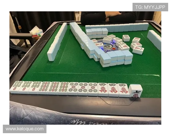 麻将糊了真人版比赛精彩瞬间，感受现场激烈的牌局氛围